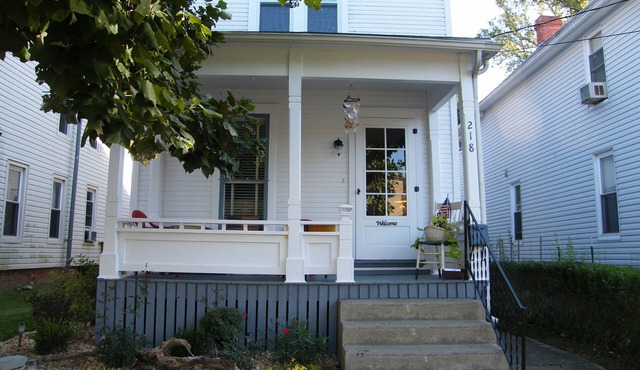 River Rock Cottage; Shopping, Restaurants, Sightseeing, right at your doorstep!