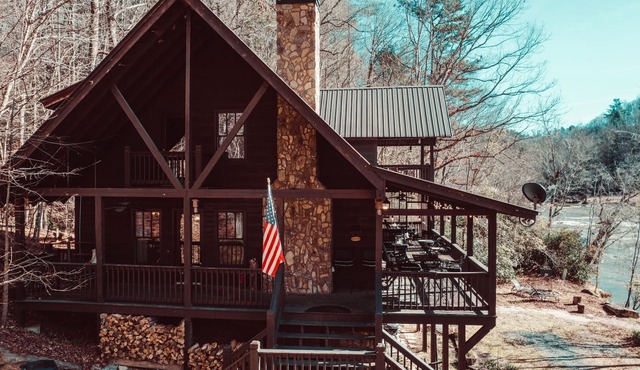 River Rock Mountain Chalet on Coosawattee River/HotTub/Fire-pit/Riverside