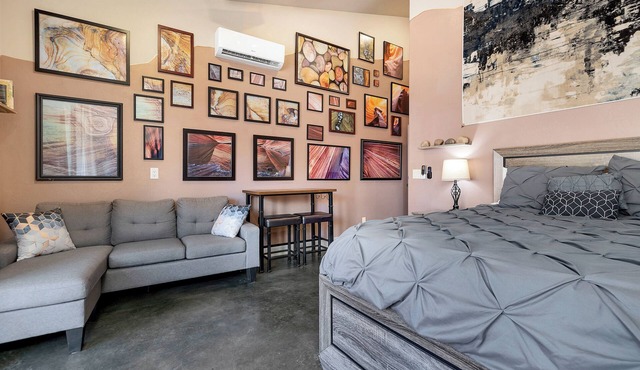 River Rock Studio w/private courtyard, 20 minutes to Zion