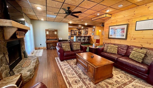River Rocks - Riverfront, Upscale, Hot Tub, Gameroom, 5 Hole Putting Range, WIFI, Firepit