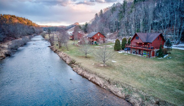 River Roost - on New River near Boone with fire pit, game room, pet friendly