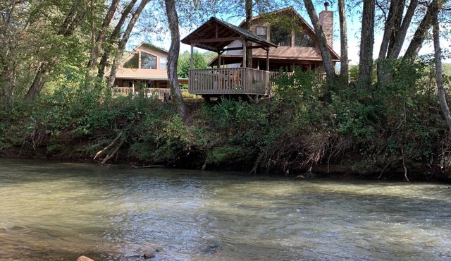 River Run Chalets - Nottely Riverfront, Starlink w/Roku TV, Easy River Access