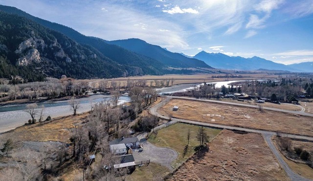 River Run Retreat: A Stylish Cottage on the Yellowstone