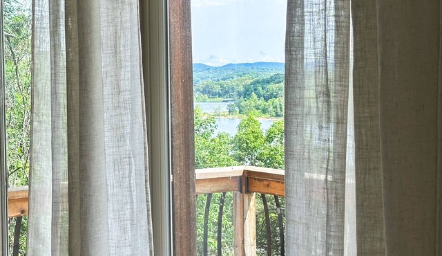 River Run Retreat: Incredible Panoramic Lake Views!