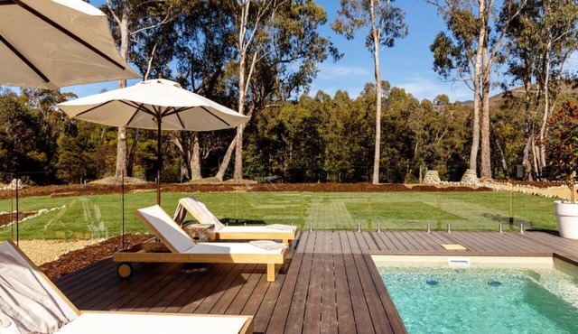 River Run - This Resort-like executive retreat gives seclusion and magnificent bushland views.