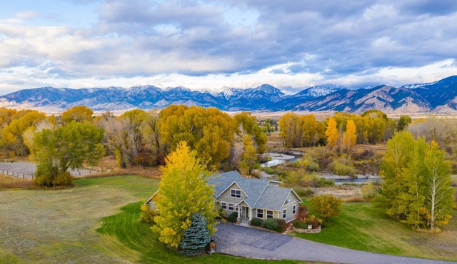 River's Bend Retreat - Fishing on the East Gallatin River with Mountain Views