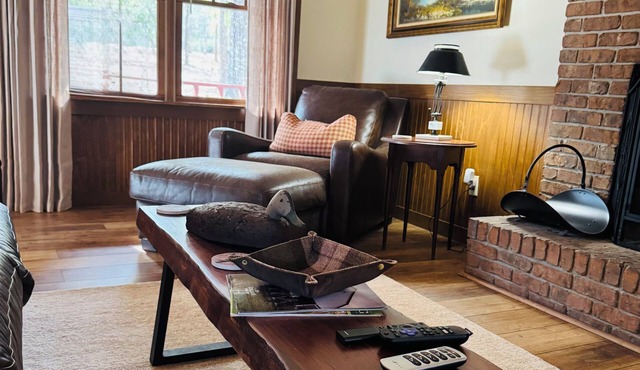 River's Bluff is a 3-bedroom cabin in pleasant Enigma with cozy charm!