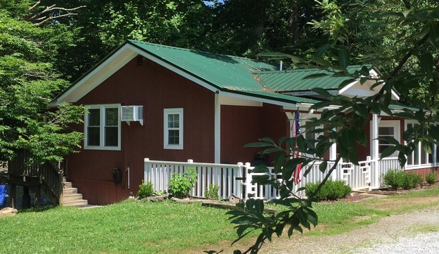 River's Edge Cabin - Swim - Kayak - Fish From Your Backyard !