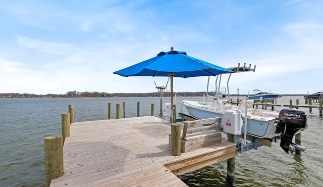 River's Edge - Newly renovated 3BR Waterfront Retreat with Pool