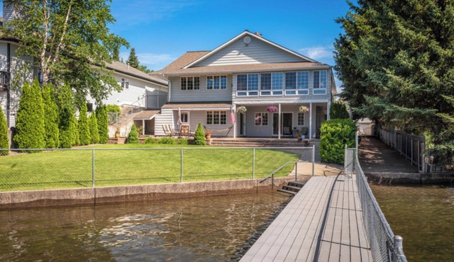 River's Edge Oasis, private dock, 2 kitchens, pool table, dog friendly!