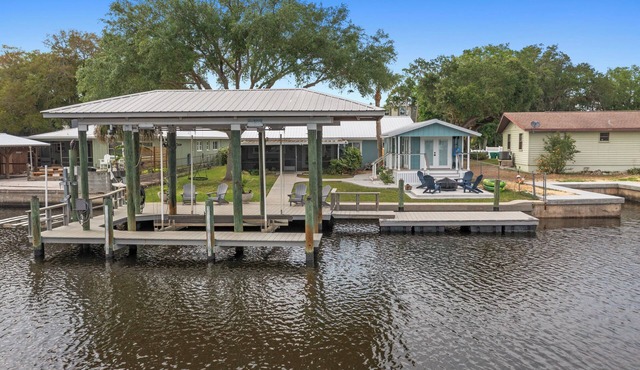 River's Edge Retreat-3/3.5, sleeps 9, waterfront with dock! Newly Remodeled!