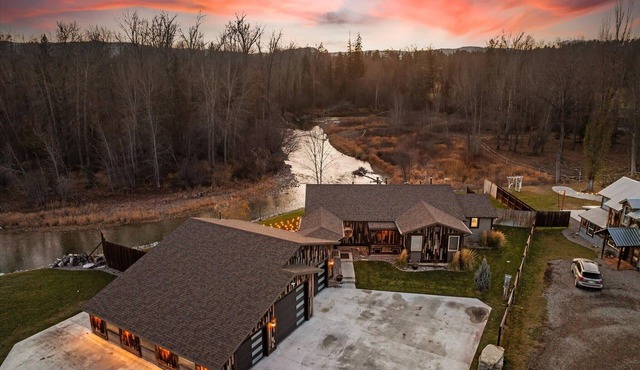 River's Edge! Riverfront with Hot Tub, Sauna & Game Room
