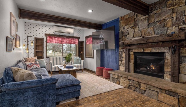 River's Ranch - Riverfront with Hot Tub & Theater