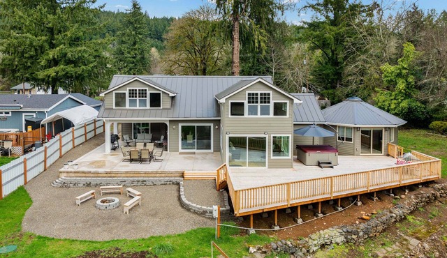 River's Rest: 3BR, waterfront views, hot tub, grill, fire pit!