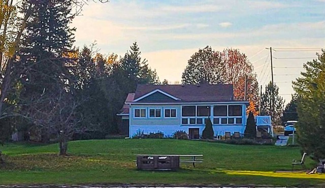 River's Rest - Affordable 3BR Waterfront Cottage w/ Foosball, Air Hockey, Canoe
