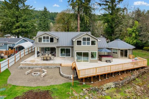 River's Rest - Waterfront Views, Hot Tub, Grill & Fire Pit home
