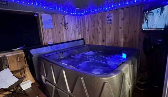 River Shack w/private enclosed spa.