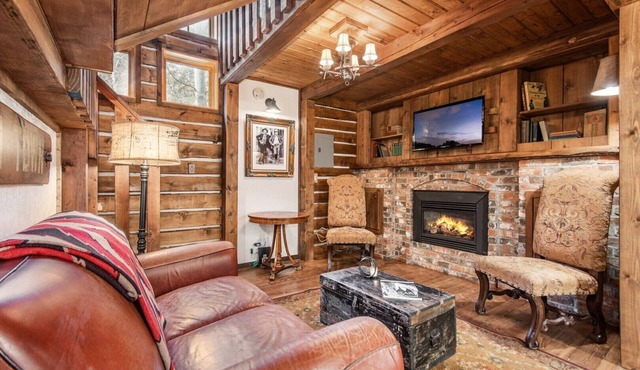 River Song Cottage - 2 Min Walk to Sundance Resort, Pet Friendly, Location, Hot Tub, Stream, Quiet