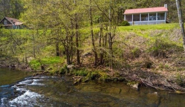 River Song, Near River, Hot Tub, Foosball, WIFI $560 FREE tickets each paid day!