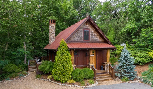 River Sound Cabin at Eagles Nest: Elk River Access | Huge Deck Over the River | Firepit