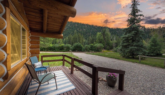 River Stone | Charming Log Cabin Near Florida River, 20 Min to Town, Dogs OK