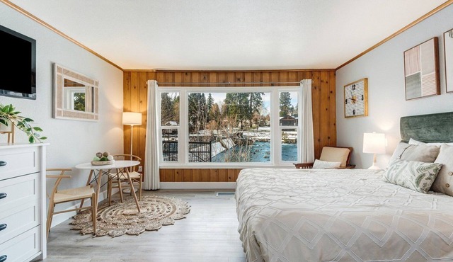 River Studio for Two with Pool and Hot Tub Access!