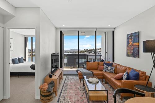 River View 1BR with Amazing Rooftop Pool and Parking