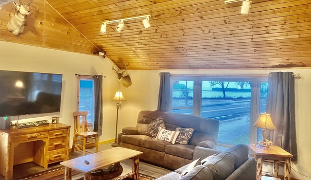 River View 3 bedroom/2bath top level apartment