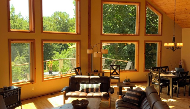 River view & 5 minute walk to downtown!