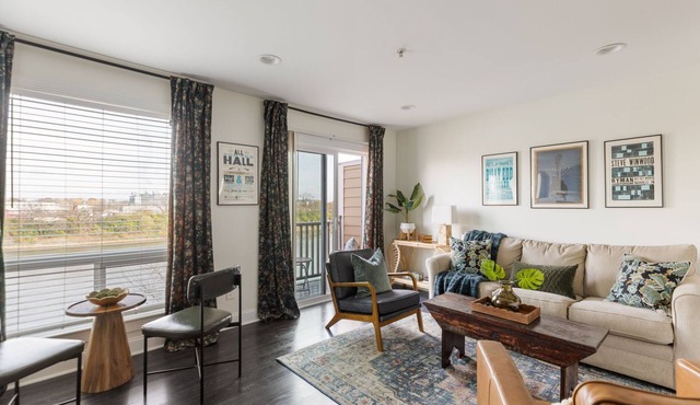 River View Condo Near Broadway
