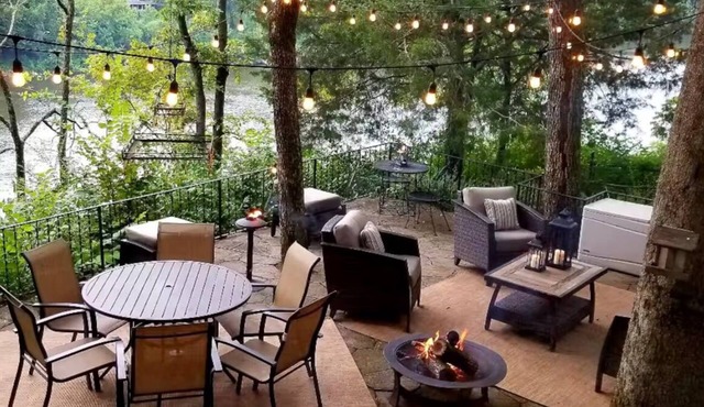 RIVER VIEW, HOT TUB, FIRE PIT, 10 min to Nashville! nPet friendly.