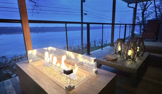 River View Lodge. 2 living quarters in 1, wrap around deck, jacuzzi, fire pits.