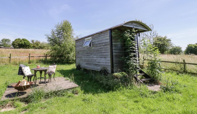 RIVER VIEW, pet friendly, with a garden in Newport, Shropshire