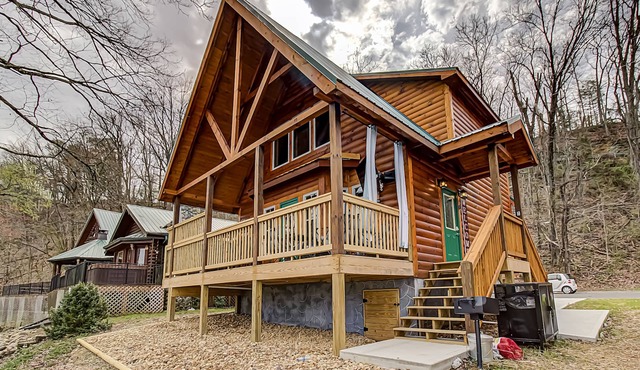River View | Pigeon Forge | Arcade | Hot Tub | WiFi | Fireplace