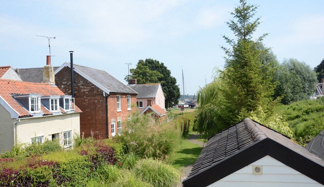 RIVER VIEW, PIN MILL, pet friendly, with open fire in Pin Mill