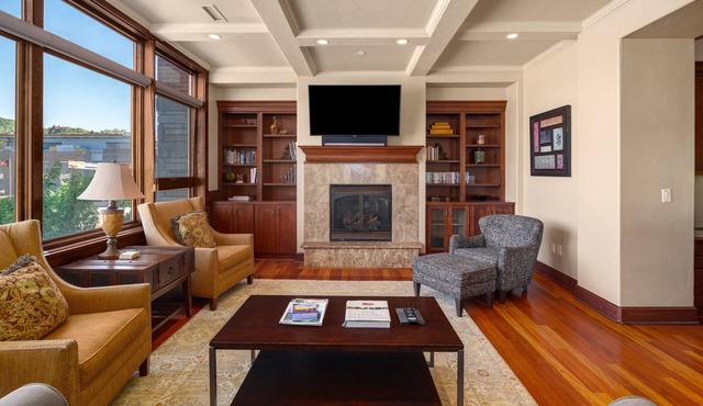 River View Villa, Downtown Luxury Condo with Views, 2 Garage Parking Spots