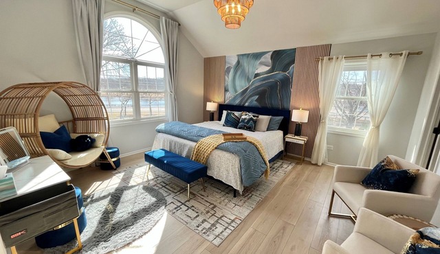 River View, walk to town, stylish, Spacious