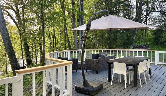 River Views, Mini Gym, Deck + Fire Pit, Sleeps 8