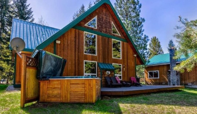 River views, Sleeps 6, with hot tub & fireplace & game room.