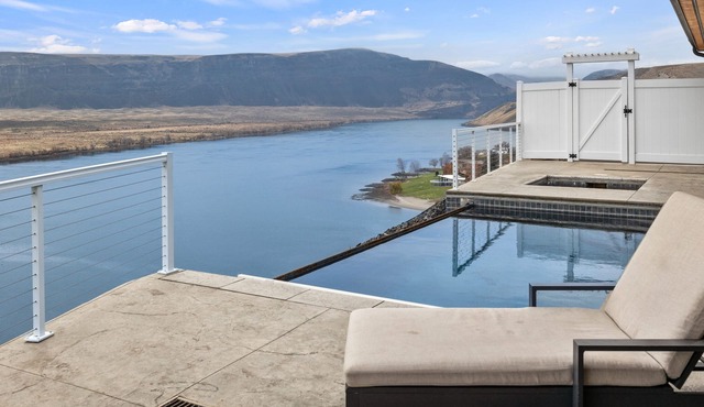 River Views w/Infiniti pool/Htub. 180 degree views of the Columbia River.