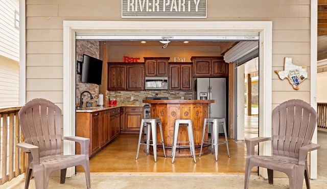 River Villas #2 Guadalupe Riverfront Retreat, Outdoor Bar + Kitchen, Decks & Grill, Sleeps 14
