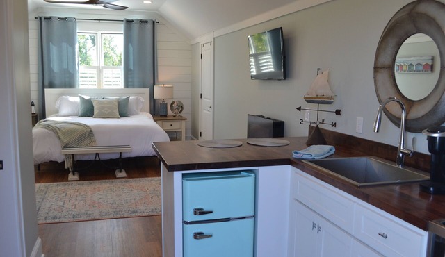 River Vista 180 -1BR 1BA Riverfront Apt only 0.2 m to Sunbury Crab Co Restaurant