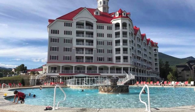 River Walk Resort at Loon studio, kitchenette, balcony, mount, river view, 5 fl