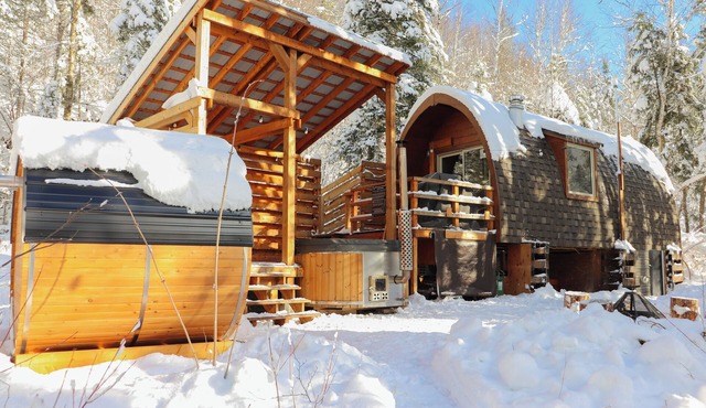 River/wooden hottub Hobbit's cabin in the wood!