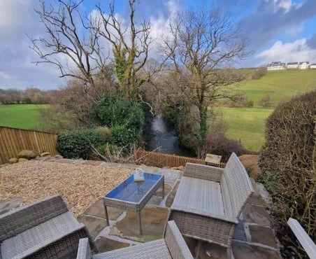 Riverbank Cottage, Dog Friendly. Swansea, Llanelli