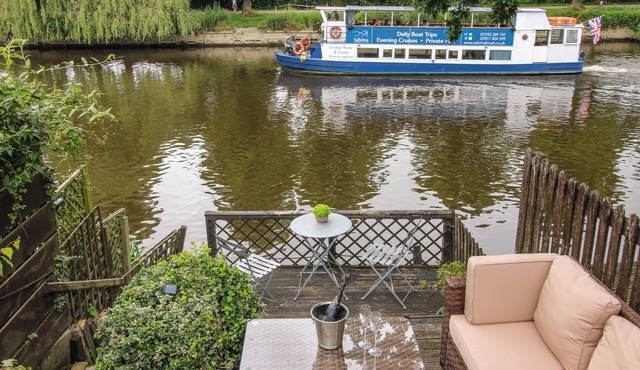 RIVERBANK, family friendly, with a garden in Shrewsbury