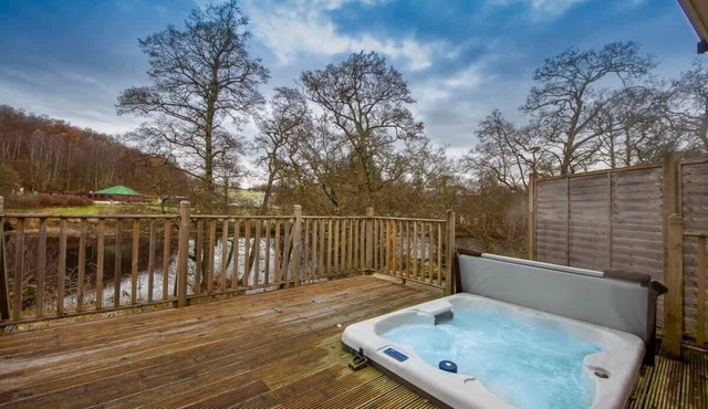 Riverbank- Glass-Fronted Riverside Stay + Hot Tub