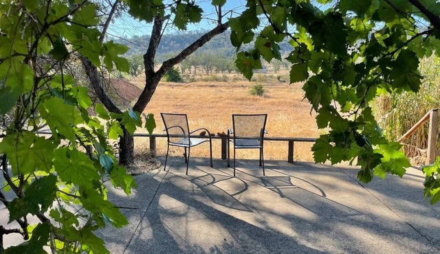 Riverbed House with hot tub