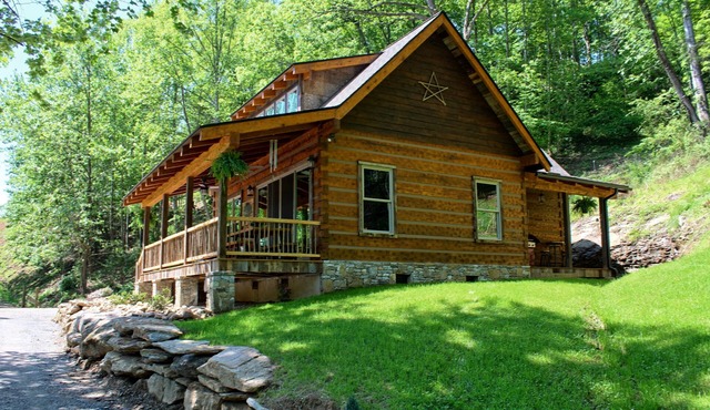 Riverbend Cabin! A Luxurious New Private Waterfront Log Cabin.