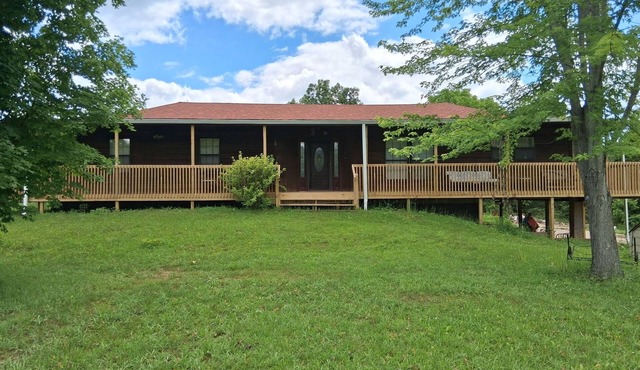 Riverbend Getaway-Adventure awaits- minutes to swim, float, fish, hike and relax